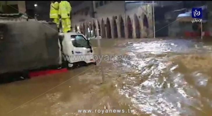 ذكرى للنسيان..في مثل هذا اليوم السيول تغرق المحال في وسط البلد بعمان قبل عام - فيديو