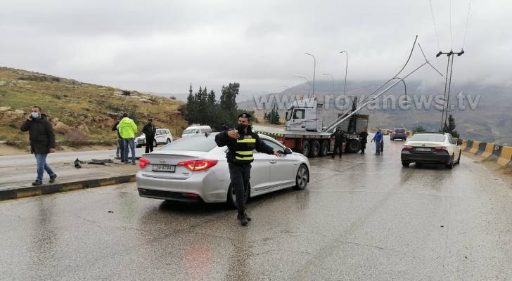 بالفيديو والصور.. حادث انزلاق لشاحنة على طريق العدسية - البحر الميت