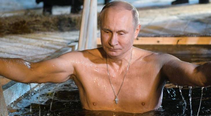بوتين يغطس في مياه جليدية درجتها ٢٠ تحت الصفر "فيديو"