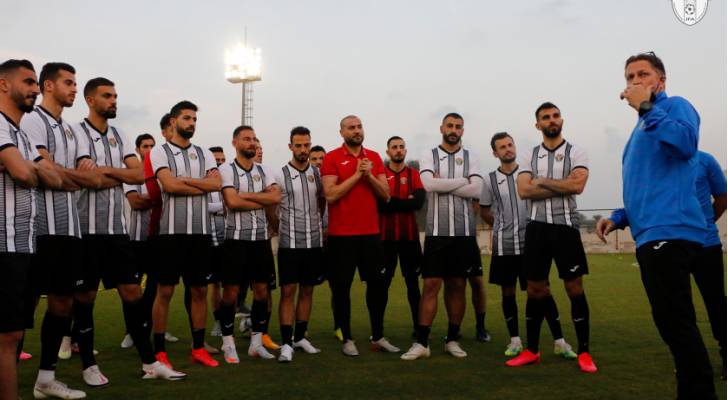المنتخب الوطني لكرة القدم يبدأ تدريباته في دبي بصفوف مكتملة