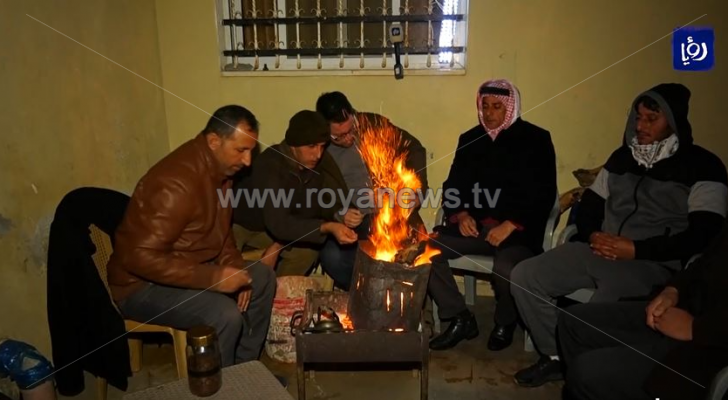 فلسطين.. النار تبدد ظلام قرى حرمها الاحتلال من الكهرباء