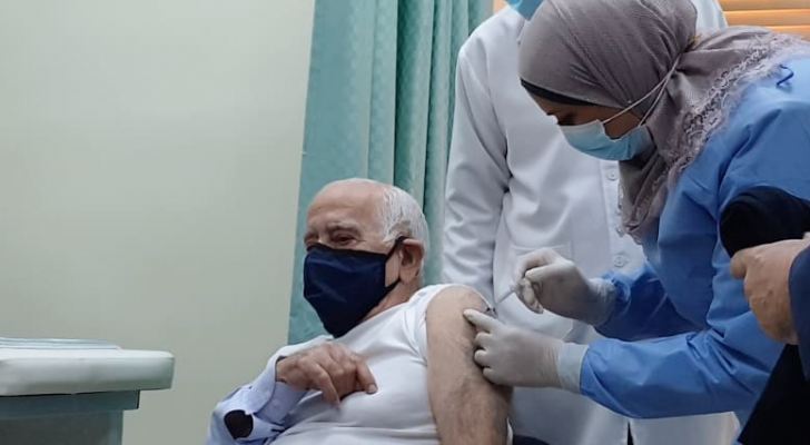 أول متلقي للقاح كورونا في الأردن
