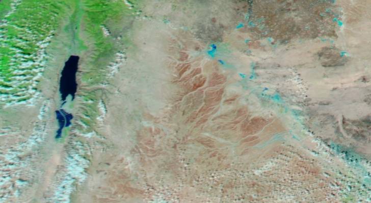 صورة من الفضاء.. برك مائية وبحيرات وسيول في الصحراء الأردنية بعد الحالة الجوية الماضية