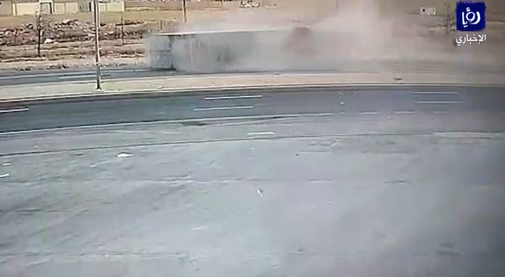 سائق يخرج من شاحنته بعد تدهورها على الطريق الصحراوي.. ونجاة أحد المارة - فيديو