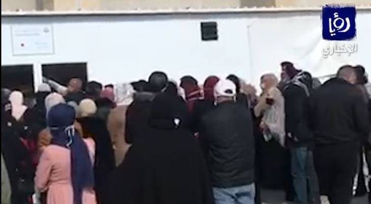 بالفيديو.. تجمعات واكتظاظ على أبواب مستشفى الزرقاء الحكومي
