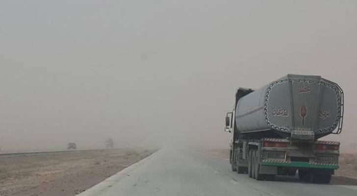 "الأمن العام" تحذر من تدني مدى الرؤية على الطريق الصحراوي بسبب الغبار الكثيف