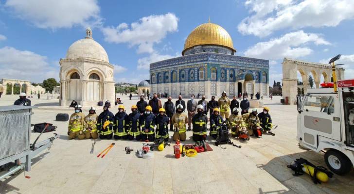 الدفاع المدني يعقد دورةً تدريبةً لطواقم الإطفاء في المسجد الأقصى - صور