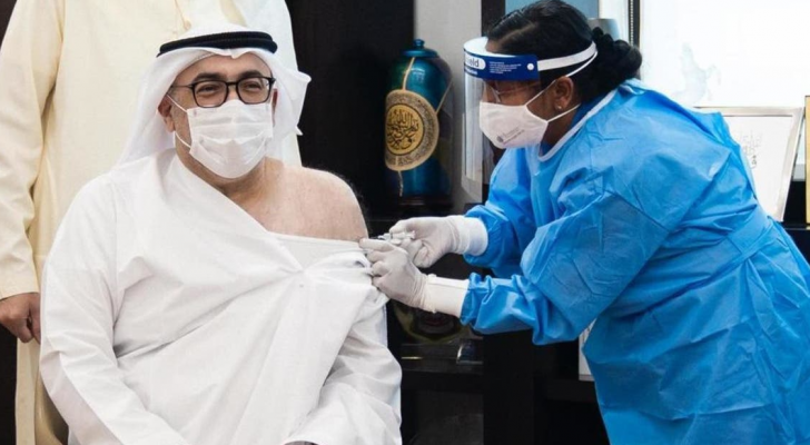 خلال تلقي وزير الصحة الإماراتي جرعة من لقاح كورونا