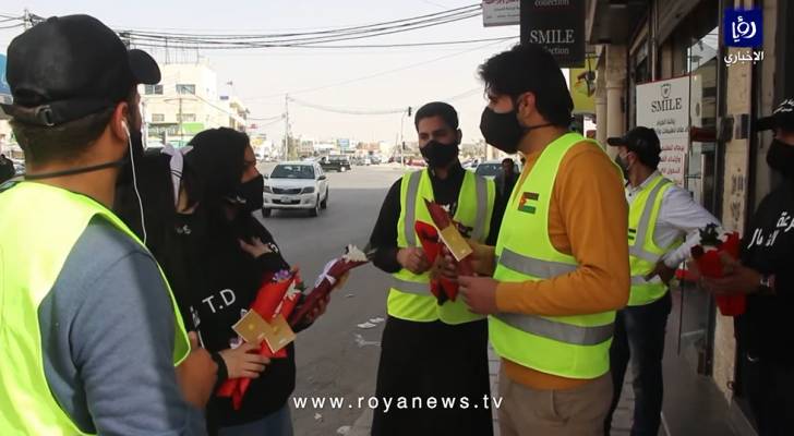 توزيع الورد في شوارع المفرق في مناسبة عيد الأم - فيديو