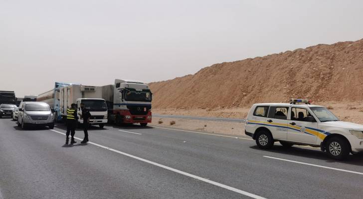 بالصور والفيديو.. إغلاق الطريق الصحراوي بسبب انعدام مدى الرؤية الأفقية