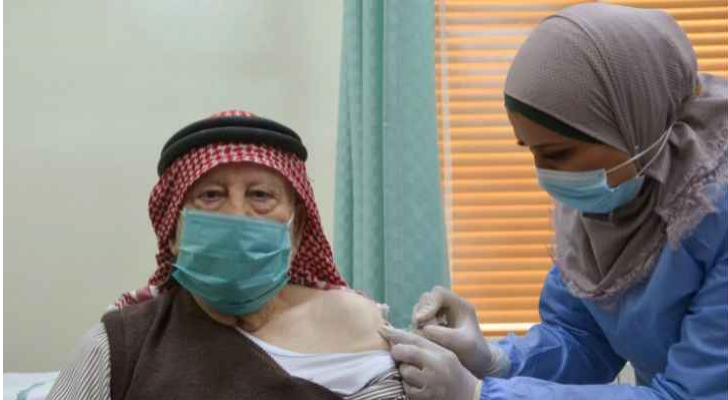 مواطن أردني يتلقى لقاح كورونا