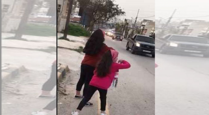 نشميتان أردنيتان تلقيان الورود على نشامى الجيش والأجهزة الأمنية