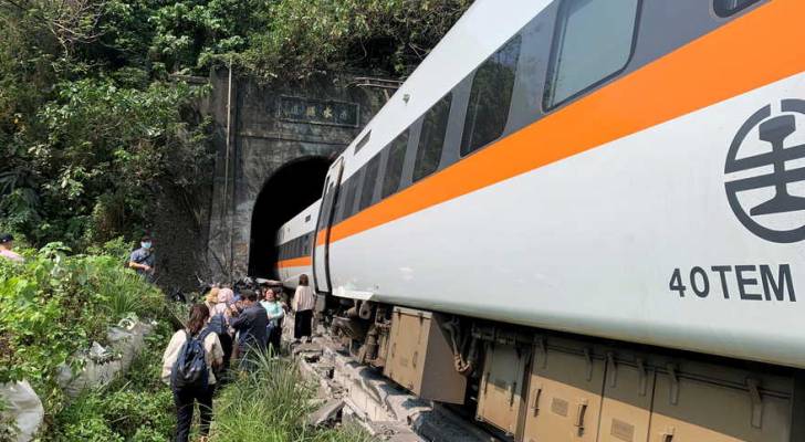 عشرات القتلى إثر خروج قطار عن السكة داخل نفق في تايوان