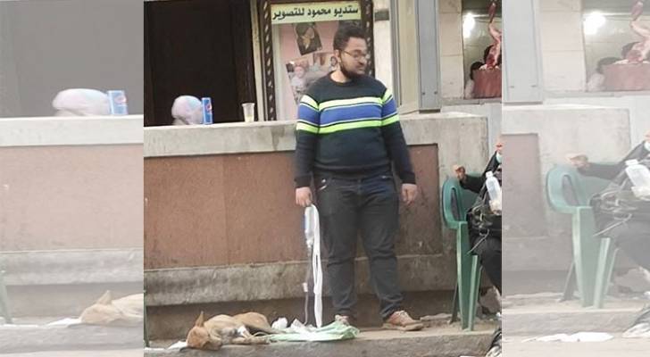 صورة مصري يحمل محلولا لكلب مريض تشعل مواقع التواصل