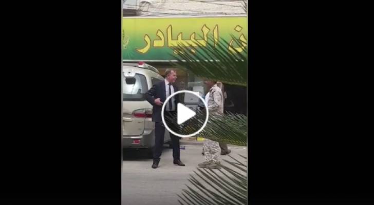 وزير الصحة الأسبق سعد جابر قبل عام ينتظر دوره بالطابور ليتسوق.. فيديو