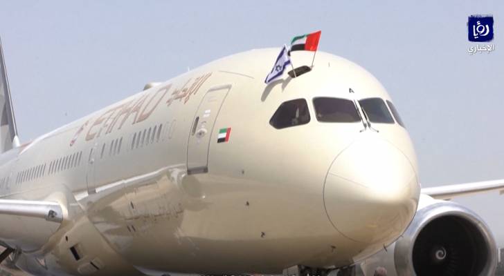 هبوط أول رحلة تجارية للطيران الإماراتي في كيان الاحتلال الإسرائيلي - فيديو