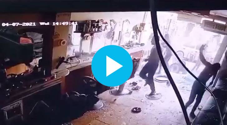 مجهولون يحطمون "صالون حلاقة" في محافظة المفرق - فيديو