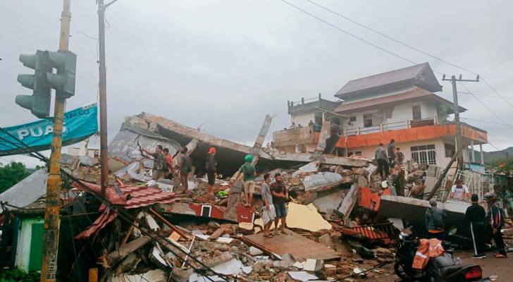 قتلى إثر زلزال قبالة سواحل جزيرة جاوة الإندونيسية