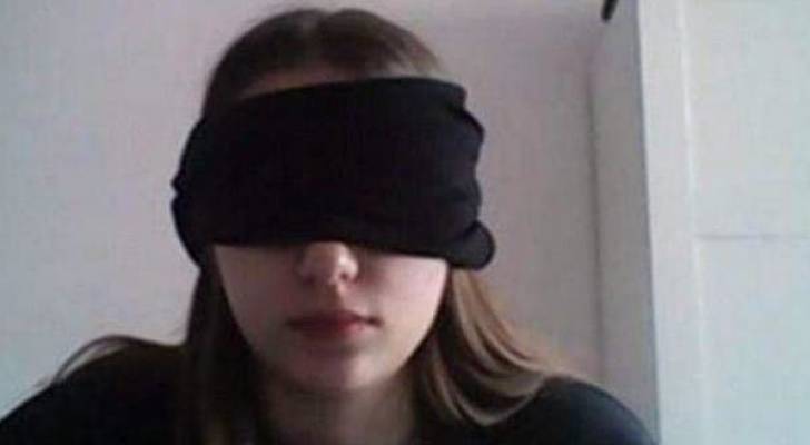 إرغام تلميذة إيطالية على عصب عينيها خلال امتحان "أونلاين"