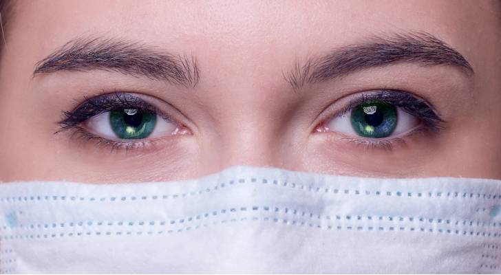 طبيب يكشف حقيقة تأثير كورونا على العين