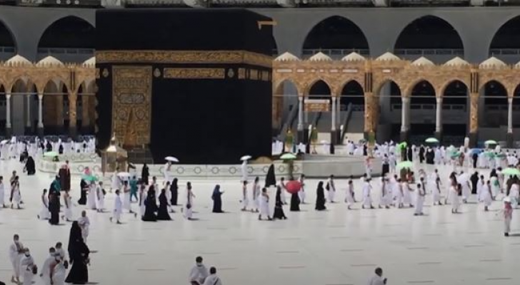 معتمرون يطوفون حول الكعبة ملتزمين بالإجراءات الصحية في أول أيام رمضان