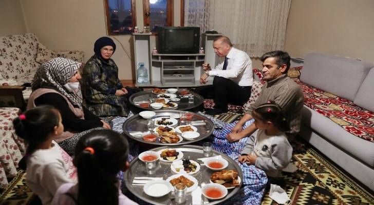 أردوغان وزوجته ضيفان عائلة تركية على الإفطار - صور
