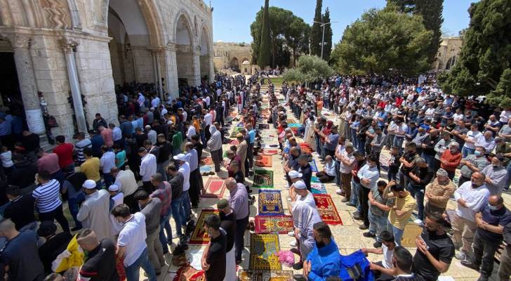 ٧٠ ألف فلسطيني زحفوا لصلاة جمعة رمضان الأولى في المسجد الأقصى "فيديو"