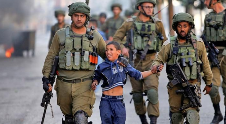 جنود الاحتلال الإسرائيلي يعتقلون طفلا فلسطينيا