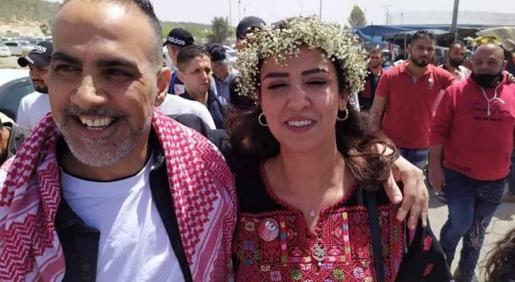 مشهد مؤثر.. أسير فلسطيني يعانق الحرية ويلتقي خطيبته بعد اعتقاله لـ١٨ عاما
