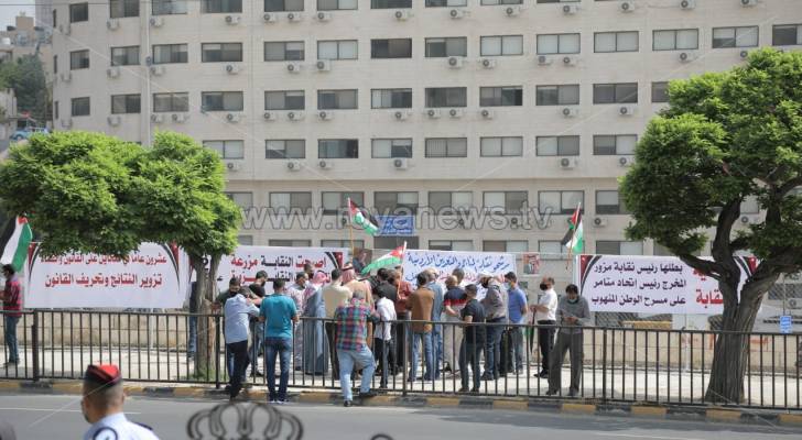 وقفة احتجاجية لمرشحي نقابة المناجم والتعدين الأردنية أمام مجلس النواب.. فيديو