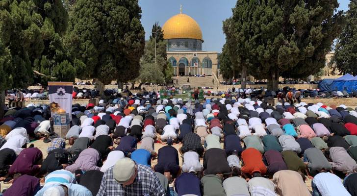 عشرات الآلاف يؤدون صلاة الجمعة الثالثة من رمضان في المسجد الأقصى "فيديو"