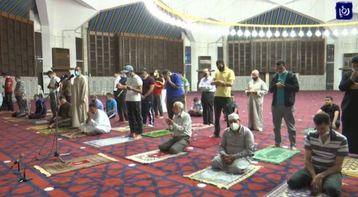 أول صلاة تراويح في شهر رمضان في الأردن بعد سماح الحكومة للمصلين بأدائها في المساجد .. فيديو