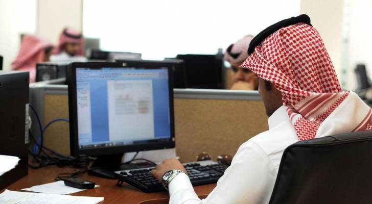 السعودية تفرض على الموظفين إلزامية الحصول على لقاح كورونا لدخول مقارّ عملهم