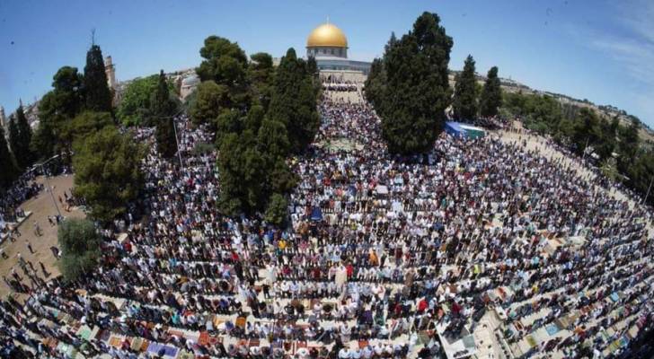 أكثر من ٧٠ ألف فلسطيني أدوا صلاة الجمعة الأخيرة من رمضان في المسجد الأقصى