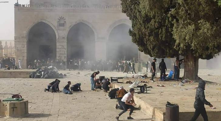 وقوع إصابات بين الفلسطينيين بعد اقتحام شرطة الاحتلال المسجد الأقصى