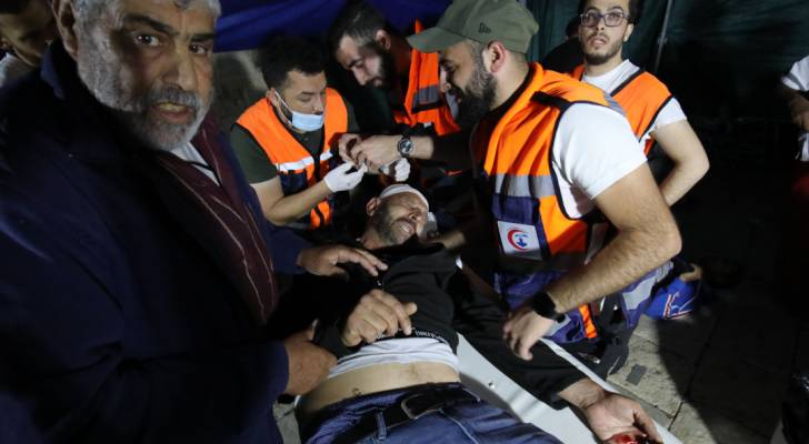 الهلال الأحمر: إصابة عشرات الفلسطينيين خلال المواجهات مع الاحتلال الاسرائيلي