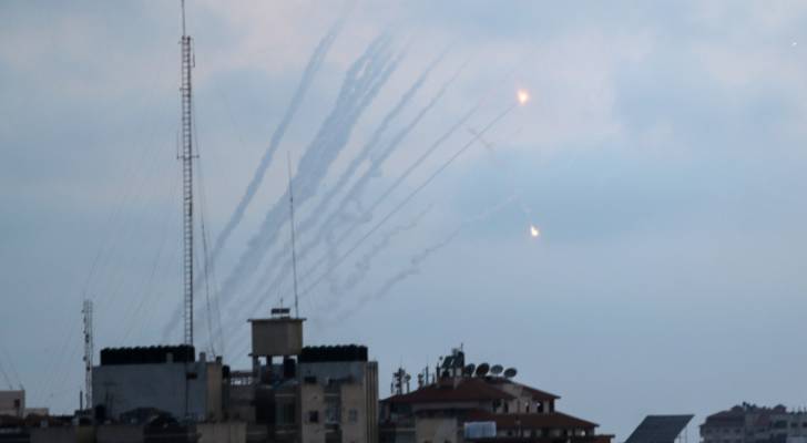 القسام تعلن توجيه الضربة الصاروخية الأكبر لمدينتي أسدود وعسقلان المحتلتين - فيديو