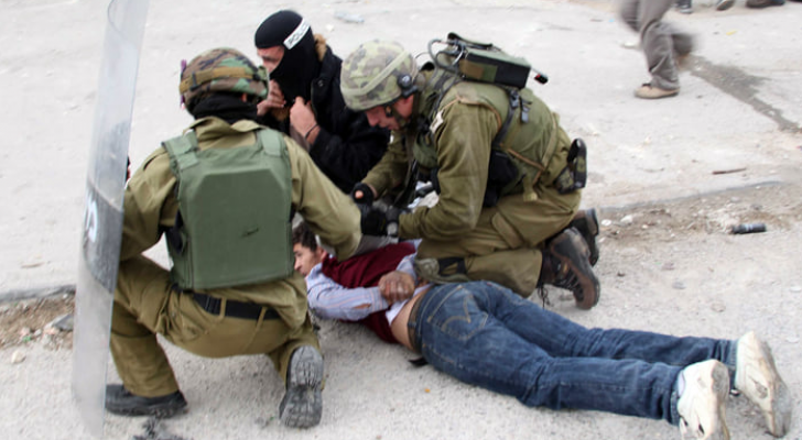 صورة أرشيفية لاعتقال قوات الاحتلال الإسرائيلي فلسطينيا