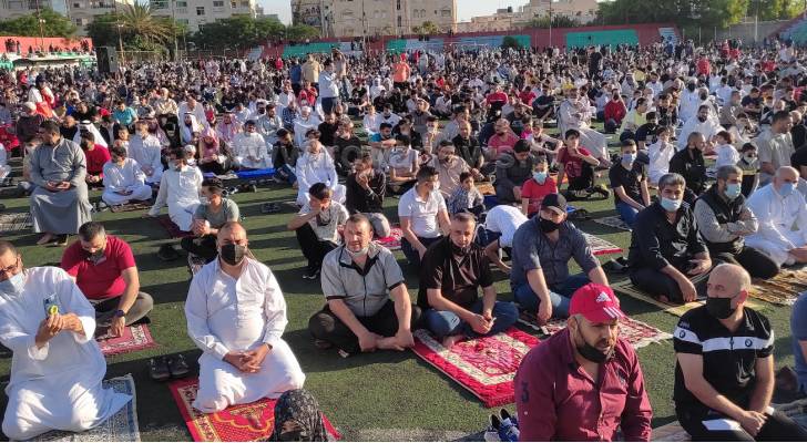 الأردنيون يؤدون صلاة عيد الفطر وقلوبهم تدعو الله أن يحمي فلسطين - فيديو