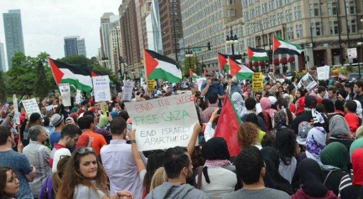 مظاهرة ضخمة تجوب شوارع مدينة شيكاغو الأمريكية باتجاه سفارة الاحتلال نصرة لفلسطين - فيديو