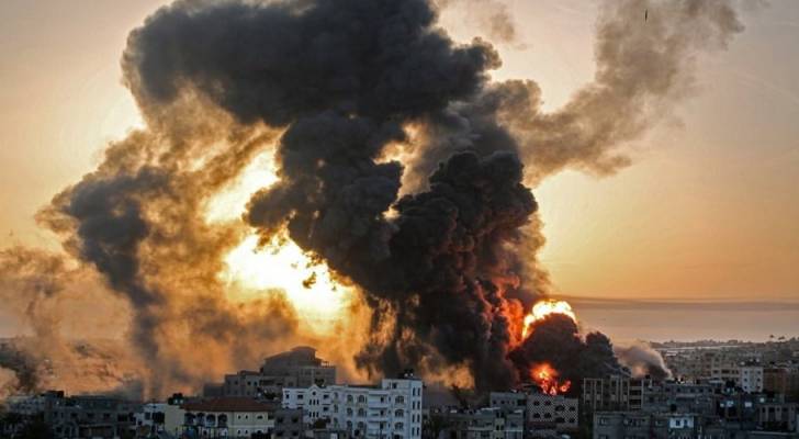 استشهاد ٣ فلسطينيين في استهداف طائرات الاحتلال الإسرائيلي منزلا وسط غزة
