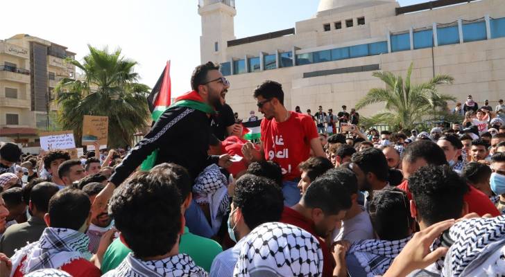 آلاف الأردنيين يزحفون إلى الحدود مع فلسطين نصرة للقدس.. فيديو وصور