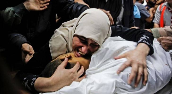 استشهاد أم فلسطينية وأطفالها الثلاثة يرفع حصيلة العدوان على غزة