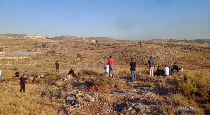 أمطروهم بالحجارة.. فلسطينيون يتصدون لعصابات المستوطنين في طولكرم