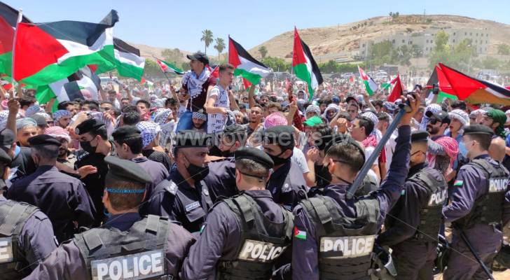 الأردنيون يزحفون للحدود مع فلسطين احتفالا بانتصار المقاومة في غزة على العدوان "الإسرائيلي" - فيديو