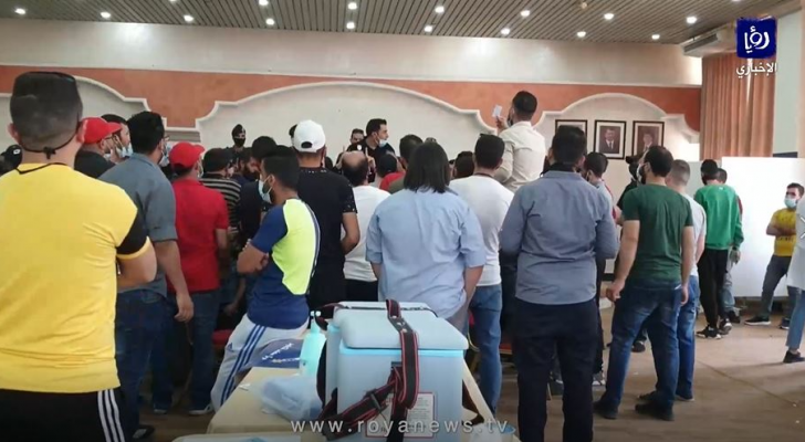 يعرض الآن نش _ ازدحامات وفوضى بمركز تطعيم مدينة الحسن الرياضية في إربد.. والصحة توضح