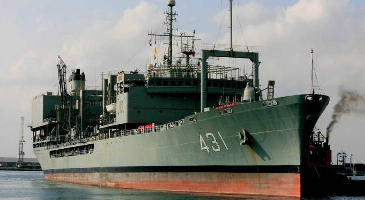البحرية الإيرانية تعلن عن غرق سفينة إمداد في خليج عمان ولا ضحايا