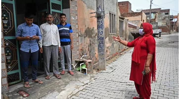 الخوف من الفحوص واللقاح يعرقل مكافحة كوفيد في أرياف الهند