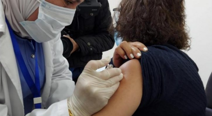 تجهيز مركز  لإعطاء لقاح كورونا في كلية رفيدة التمريضية بالرصيفة
