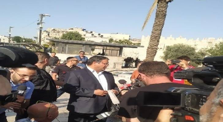 عضو في الكنيست الإسرائيلي يقتحم منطقة باب العامود في القدس المحتلة - بث مباشر
